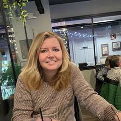 JackieBee's Chat & Dating Profile