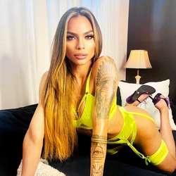 Leah's Chat & Dating Profile