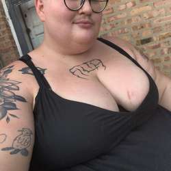LizzyLaMuerte's Chat & Dating Profile
