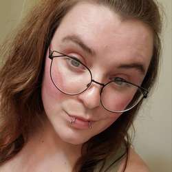 lauratvcd's Chat & Dating Profile