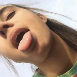 roxii17's Chat & Dating Profile